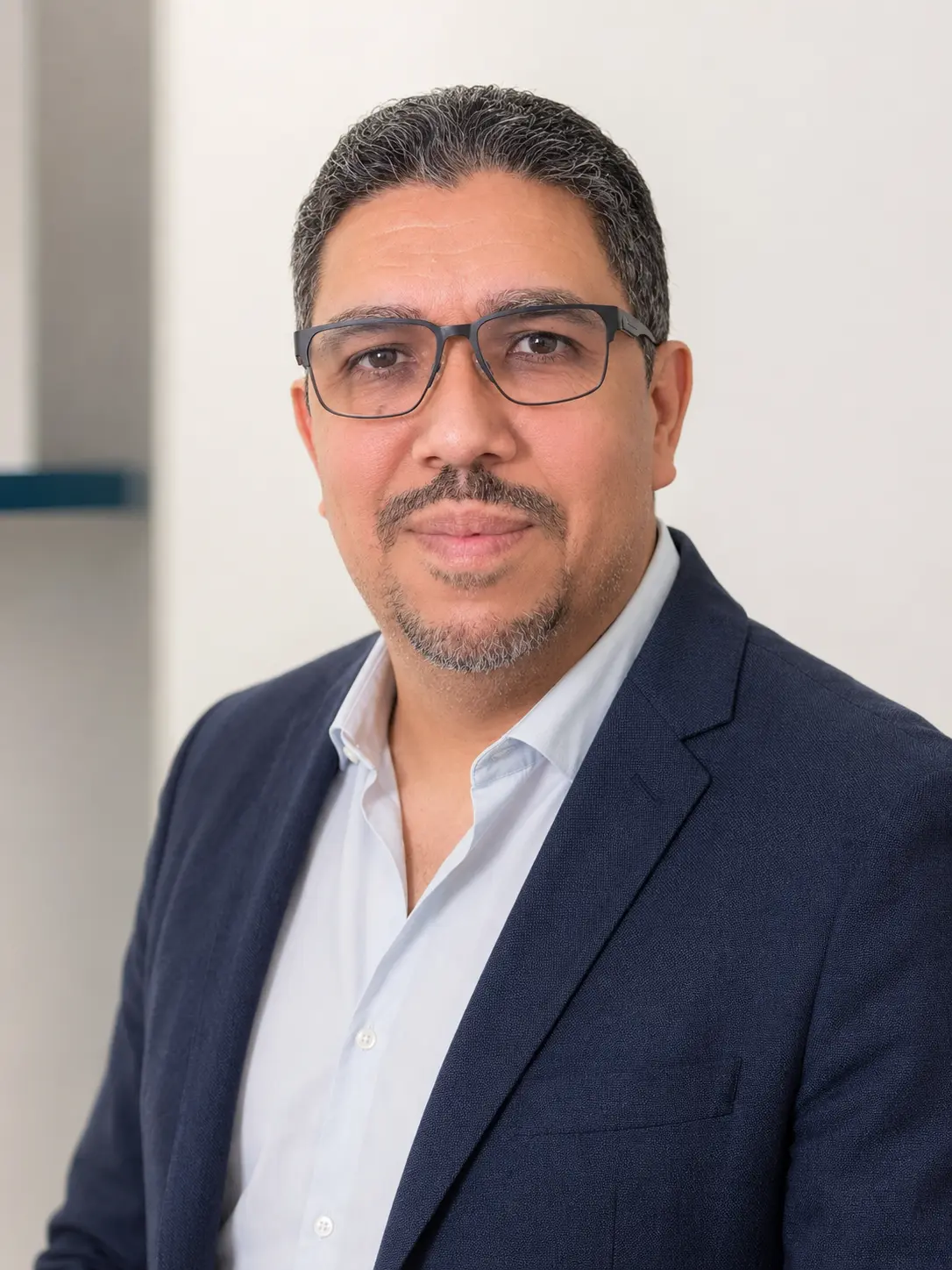 Isaac Andrade em retrato profissional, olhando diretamente para a câmera