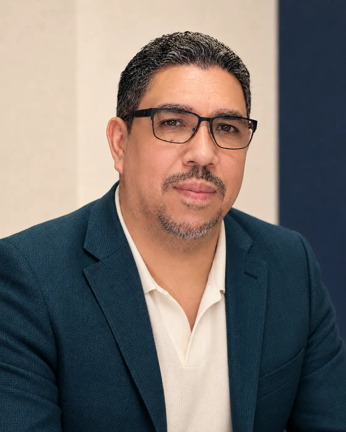 Isaac Andrade em retrato profissional, olhando diretamente para a câmera